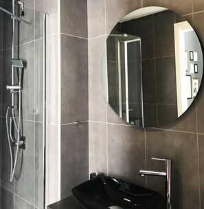 Douche, douche à « effet pluie », articles de toilette gratuits
