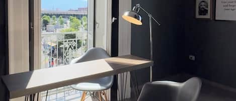 Minibar, individuell dekoriert, Schreibtisch, Verdunkelungsvorhänge