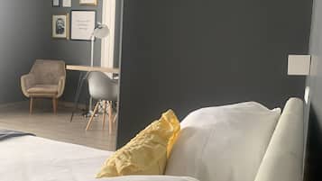 Habitación Deluxe, 1 cama Queen size, para no fumadores, vista a la montaña (Life) | Minibar, decoración personalizada, escritorio y cortinas blackout