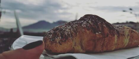Una mano sosteniendo un plato con un pastel.