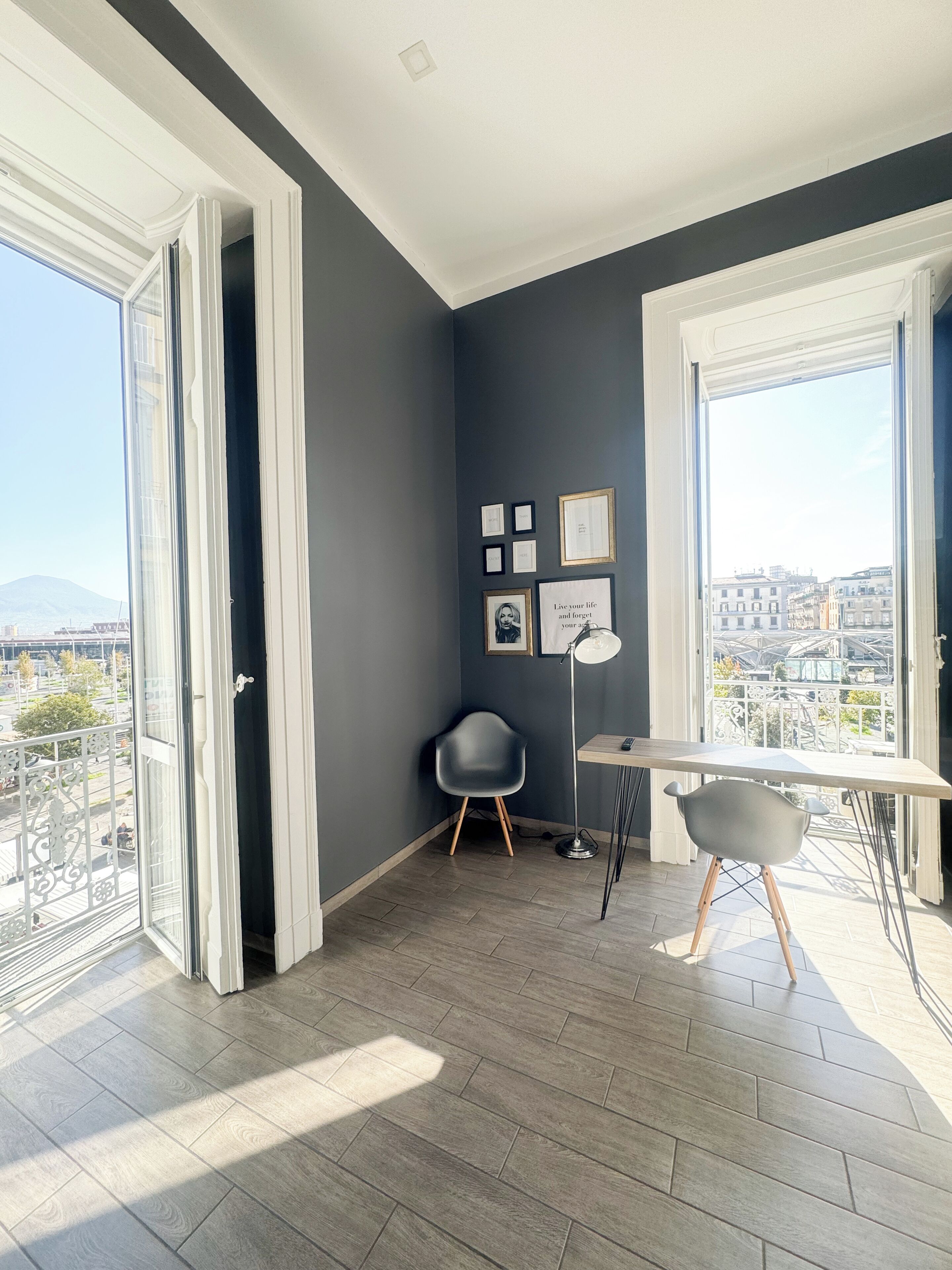 Deluxe kamer, 1 queensize bed, niet-roken, uitzicht op bergen (Life) | Een minibar, individueel gedecoreerd, een bureau