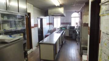 Lemari es, microwave, kompor, dan ketel listrik
