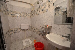 Shower, rainfall showerhead, towels - Hotel King's Banaras (Varanasi)