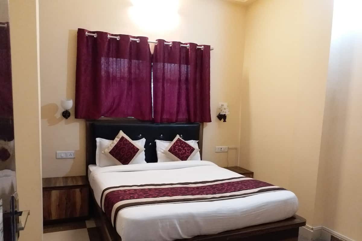 Deluxe Double Room, Non Smoking | Rollaway beds, free WiFi, bed sheets
