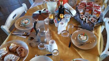 Colazione a buffet, servita tutte le mattine (20 EUR a persona) 