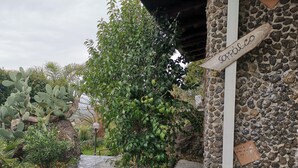 A stone pathway leading to a building with a sign reading "Sappalco". - La Fattoria dei Nonni Resort dell'Etna (Paterno)