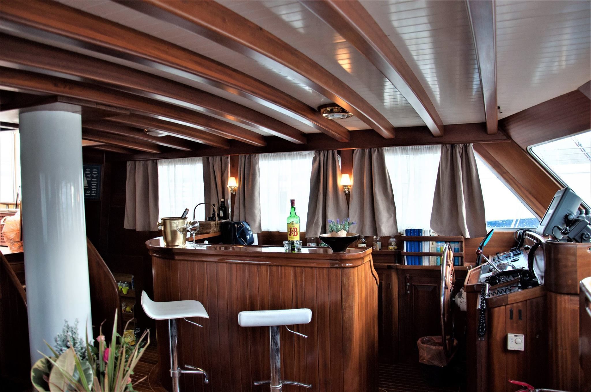 Serveert ontbijt en happy hour
