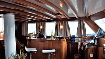Serveert ontbijt en happy hour