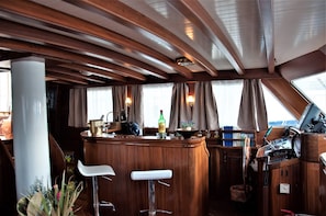 Serves breakfast and happy hour - Lady Christa (Palermo)