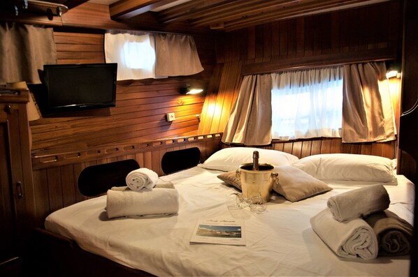 Standard Room, 1 Queen Bed