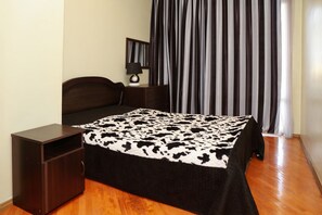 Schreibtisch, Verdunkelungsvorhänge, schallisolierte Zimmer