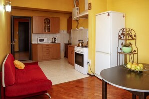 Fridge, oven, stovetop, electric kettle