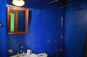 Phòng đôi Deluxe, quang cảnh thung lũng (Anemidi) | Phòng tắm | Bồn tắm ngâm, vòi sen phun mưa, đồ dùng nhà tắm được thiết kế riêng 