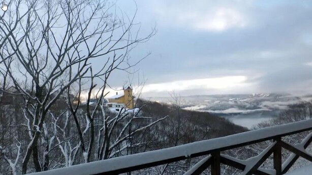 A snow-covered landscape with a building in the background. - Rental Lodge WHITE RABBIT Madarao kogen Cottage MIDORINO KAZE (Iiyama)