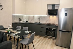 Appartement, 1 slaapkamer | Privékeuken | Een koelkast, een oven, een kookplaat, een koffiezetapparaat/waterkoker