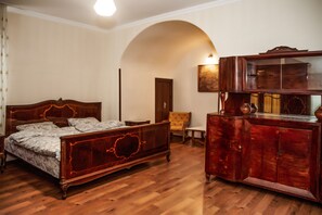 Appartement, 2 chambres | 2 chambres, bureau, rideaux occultants, fer et planche à repasser