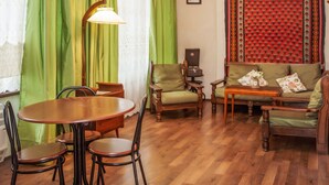 Living room - Hosthub Sololaki Apartment Old Tbilisi (Tbilisi)