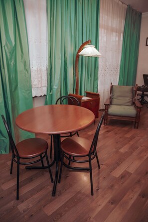 Appartement, 2 chambres | Aire de séjour | Téléviseur à écran plat
