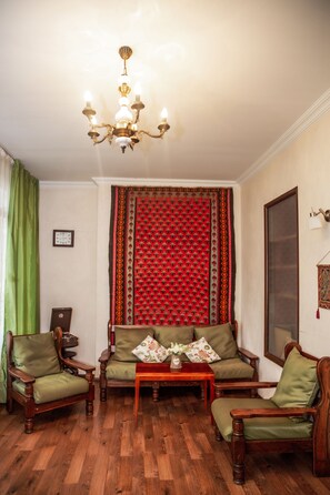 Appartement, 2 chambres | Salle de séjour | Télévision à écran plat