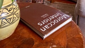 A living room with a sofa, a coffee table, a lamp, and a book. - Domaine El-Manar (Zarzis)