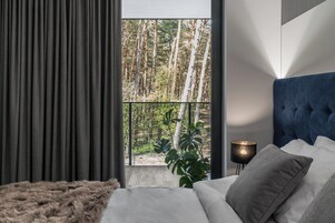 高档床上用品、迷你吧、客房内保险箱、办公桌