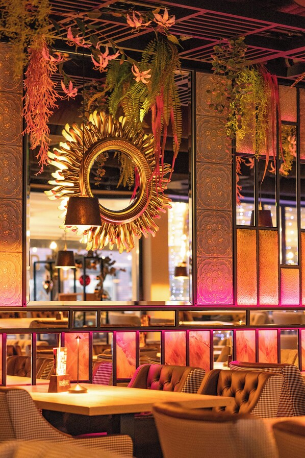 Petit déjeuner et déjeuner servis sur place, spécialités Cuisine locale