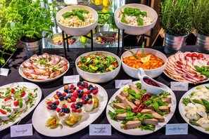 Free daily buffet breakfast - Rezydencja Morski Tygiel (Leba)