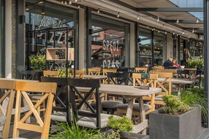 供应早餐、午餐和晚餐，地方菜