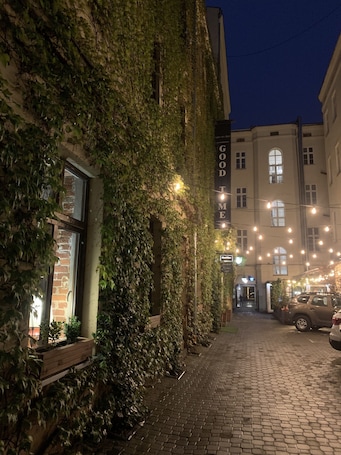 住宿正面 - 傍晚/夜晚