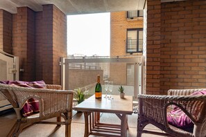 Apartemen, 2 kamar tidur, Bebas Asap Rokok | Ruang keluarga | TV layar datar