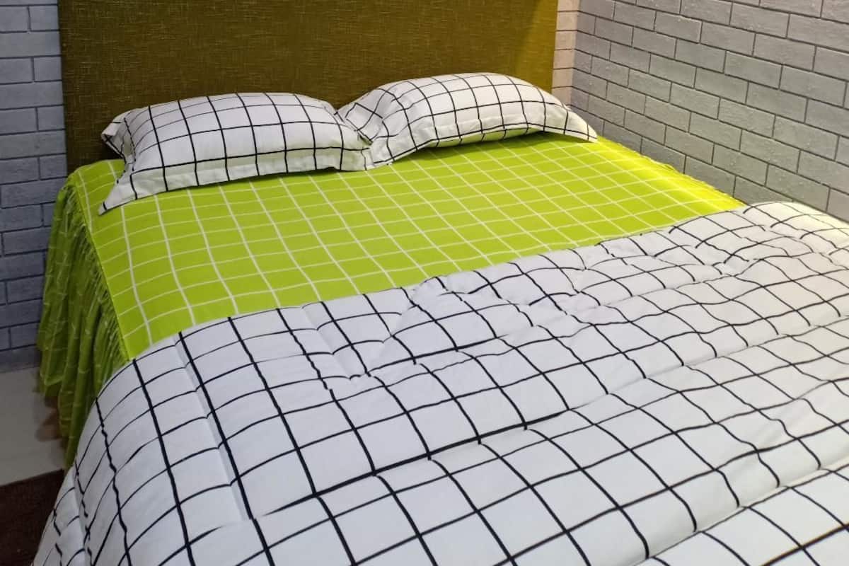 Basic Double Room, Non Smoking, Shared Bathroom | Desk, rollaway beds (surcharge), WiFi (free), bed sheets