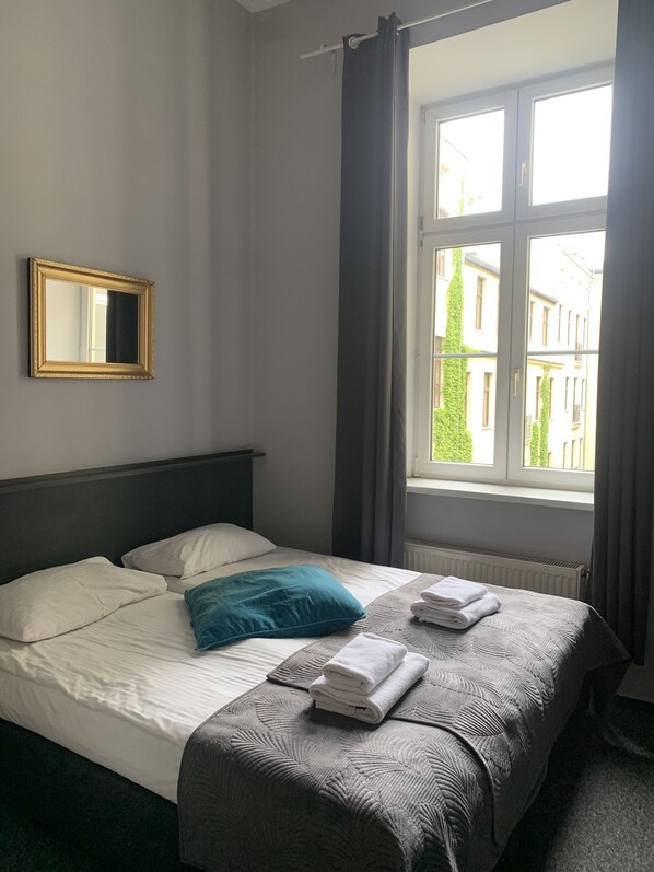 Studio | Rideaux d’obscurcissement, fer et planche à repasser