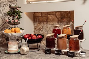 Free daily buffet breakfast  - Aeolos Boutique Hotel & Suites (Zakynthos)
