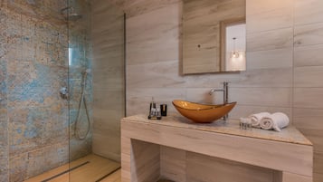 Superior Room | Bathroom | Shower, rainfall showerhead, free toiletries, hair dryer