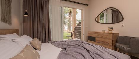 Un dormitorio con cama, cómoda, espejo y vistas al exterior.