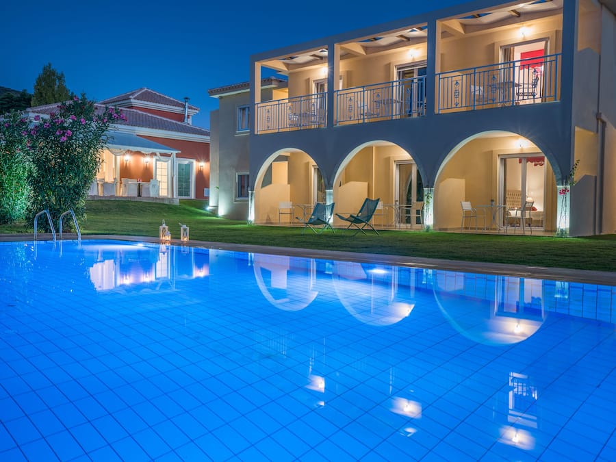 Piscina externa sazonal, guarda-sóis, espreguiçadeiras