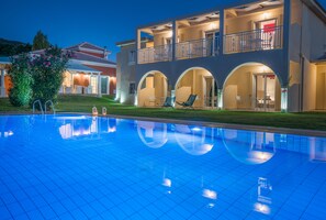 Seasonal outdoor pool, pool umbrellas, sun loungers - Aeolos Boutique Hotel & Suites (Zakynthos)