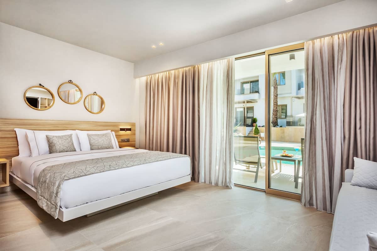 Studio Deluks, pemandangan kolam renang | Seprai premium, brankas, Wi-Fi gratis, dan seprai linen