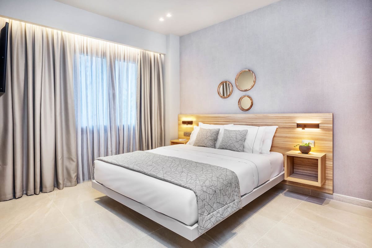 Apartemen Deluks, 1 kamar tidur, pemandangan kolam renang | Seprai premium, brankas, Wi-Fi gratis, dan seprai linen