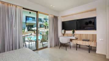 Premium Studio, Pool View | Premium bedding, in-room safe, free WiFi, bed sheets