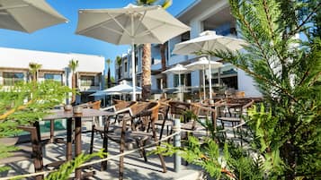 Petit déjeuner buffet (12 EUR par personne)