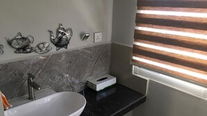 Habitación básica doble, 1 cama de matrimonio grande, no fumadores | Baño | Ducha y toallas