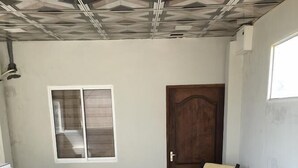 Habitación básica doble, 1 cama de matrimonio grande, no fumadores | Terraza o patio