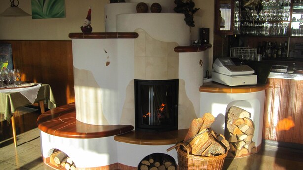 Zona de bar con chimenea, una barra y una exhibición de botellas.