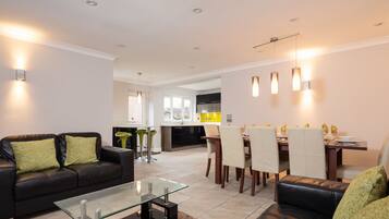 Casa geminada, 4 quartos | Área de estar | TV de tela plana, DVD player