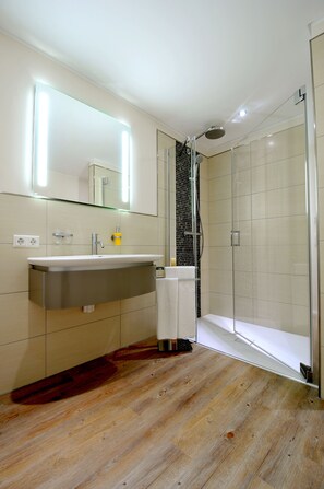 Apartment, Erdgeschoss (incl. 50€ cleaning fee) | Badezimmer | Haartrockner, Bademäntel, Handtücher