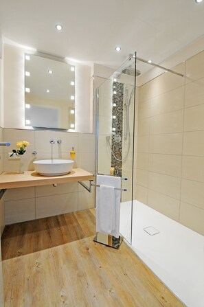 Apartment, 2 Schlafzimmer, Balkon (incl. 50€ cleaning fee) | Badezimmer | Haartrockner, Bademäntel, Handtücher