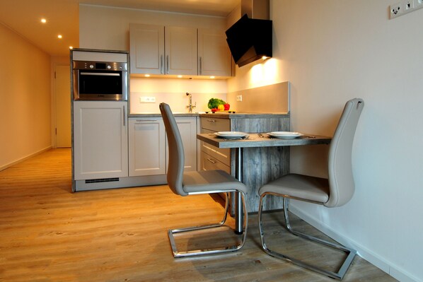 Apartment, Balkon (incl. 50€ cleaning fee) | Eigene Küche | Großer Kühlschrank, Mikrowelle, Ofen, Geschirrspüler