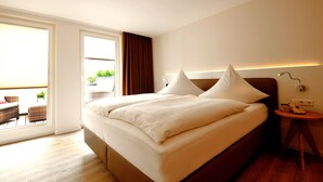 Ropa de cama hipoalergénica y caja de seguridad en la habitación 