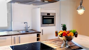 Cafetera/tetera, refrigerador con freezer, microondas, horno